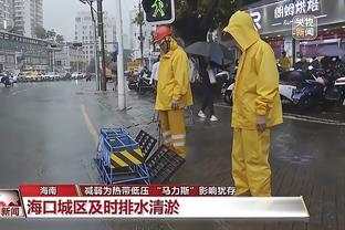 小心被biu！小伙假装中东人到篮球场丢下黑包 打球的全跑了？